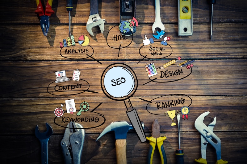 Verktyg med texten SEO i mitten