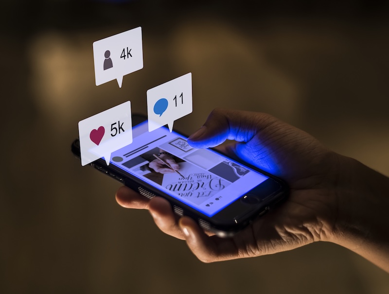 Telefon med sociala medier appar